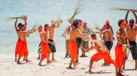 Pukul Sapu menjadi tradisi menyambut Idul Fitri yang dilakukan oleh warga Maluku. (Foto: Dinas Pariwisata Provinsi Maluku)