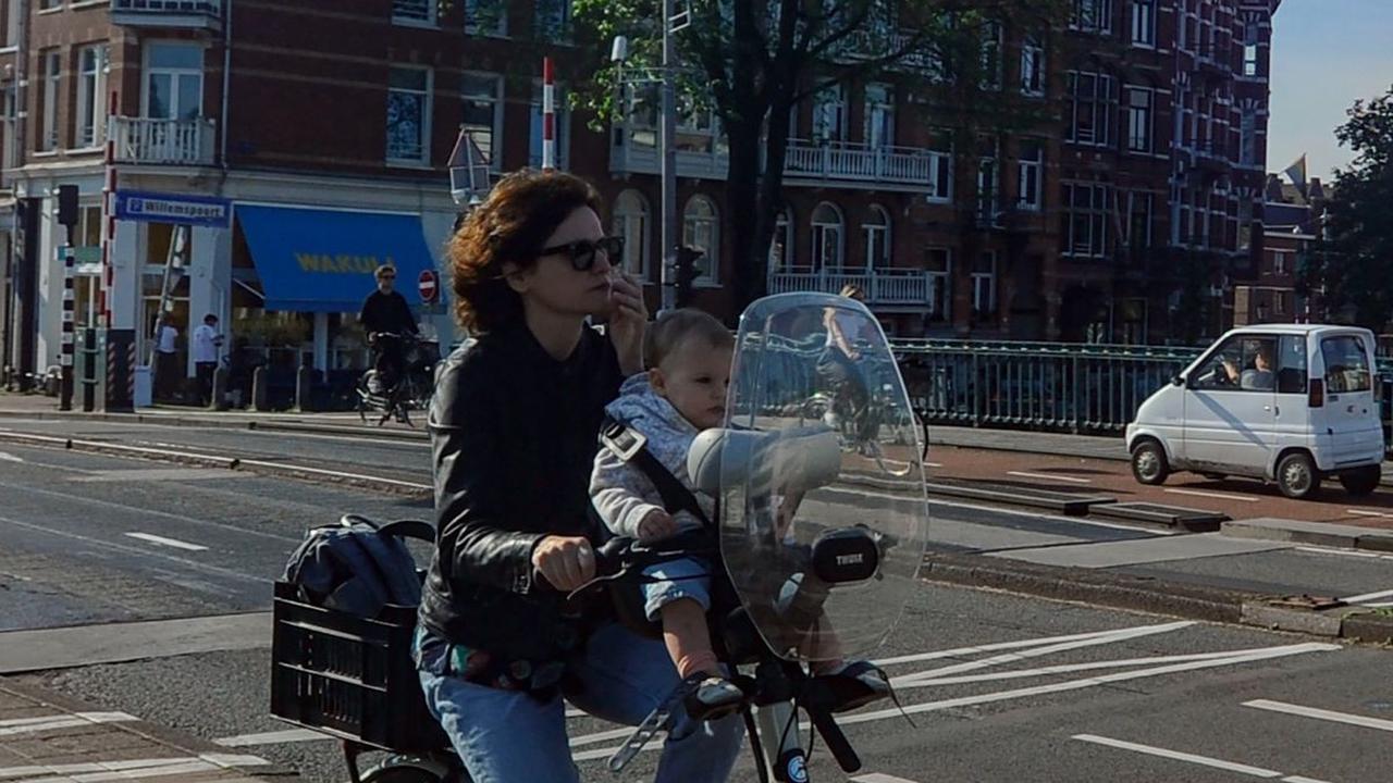 Infrastruktur yang memadai, budaya bersepeda yang tinggi, dan atmosfer kota yang indah menjadikan Amsterdam surga bagi para pesepeda.&nbsp;Merdeka.com/Arie Basuki