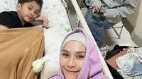 Zaskia Adya Mecca temani sang putra, Kaba jalani perawatan di rumah sakit. [Foto: Instagram/zaskiadyamecca]