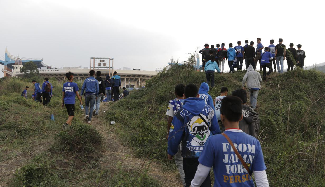 Bobotoh menuju Stadion Si Jalak Harupat yang dianggap seperti rumah bagi mereka. (Bola.com/Vitalis Yogi Trisna)