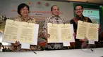 Menteri Siti Nurbaya, Menteri Marwan Jaffar dan Menteri Ferry Mursyidan Baldan usai penandatanganan Nota kesepahaman terkait pengadaan sembilan juta Hektare Lahan Transmigrasi, di Kementerian Desa PDDT, Jakarta, Jumat (8/5). (Liputan6.com/Yoppy Renato)