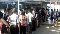 [VIDEO] Antre Terlalu Lama, Penumpang KA Commuter di Depok Protes