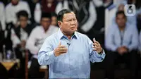 Calon Presiden nomor urut 2, Prabowo Subianto saat paparan visi dan misi pada debat perdana Calon Presiden pada Pilpres 2024, Selasa (12/12/2023). (Liputan6.com/Faizal Fanani)