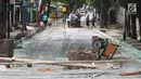 Pekerja menyelesaikan pembetonan Jalan Pejaten Raya di Jakarta Selatan (22/11). Proyek pembetonan dan peninggian badan jalan ini guna mengantisipasi banjir yang kerap terjadi di kawasan tersebut. (Liputan6.com/Immanuel Antonius)