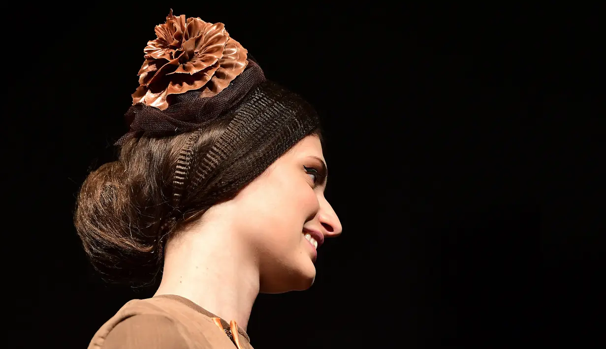 Seorang model mengenakan aksesoris kepala berbahan cokelat pada festival cokelat "Salon du Chocolat" di Ibu Kota Belgia, Brussels, Kamis (9/2). (AFP PHOTO/Emmanuel DUNAND)