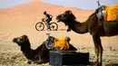 Pebalap mengendarai sepeda saat sesi latihan balap sepeda gunung Titan Gurun 2019 di sekitar Kota Merzouga, Maroko, Sabtu (27/4/2019). Trek Titan Gurun 2019 sepanjang 640 km menghubungkan antara Merzouga dan Maadid. (Franck Fife / AFP)