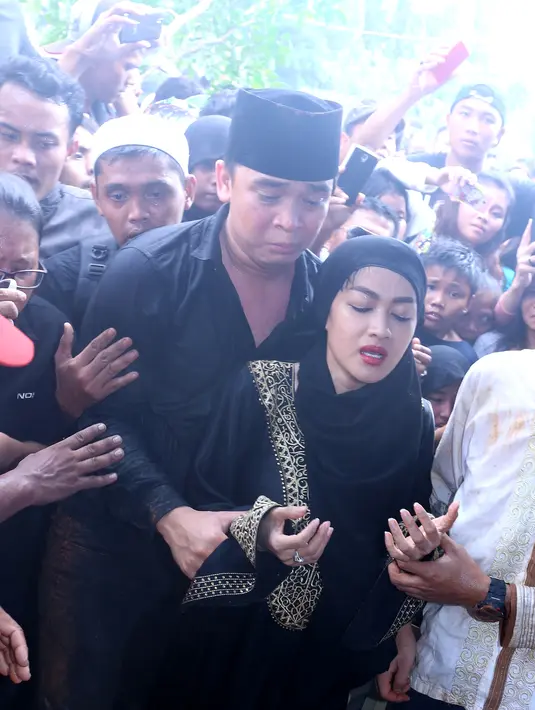 Ekspresi pilu Julia Perez saat menyaksikan pemakaman Olga Syahputra (Foto: Galih W Satria)