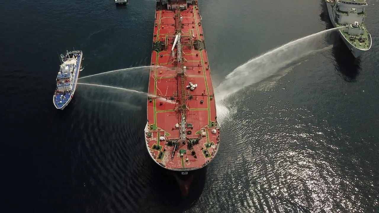 Indonesia, Filipina, dan Jepang kerja sama atasi tabrakan kapal tanker dan kapal penumpang. Ini merupakan skenario latihan penanggulangan tumpahan minyak di laut (Regional Marpolex) 2022. (Dok Kemenhub)