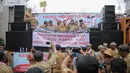 Kepala desa se-Indonesia melakukan orasi saat melakukan aksi di depan Gedung DPR RI, Jakarta, Selasa (17/1/2023). Dalam aksi yang diikuti ribuan orang tersebut mereka menuntut perpanjangan masa jabatan kepala desa yang sebelumnya enam tahun menjadi sembilan tahun dan meminta DPR RI merevisi masa jabatan yang diatur dalam UU Nomor 6 Tahun 2014 tentang Desa. (Liputan6.com/Faizal Fanani)