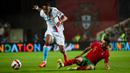 Gelandang Portugal Bruno Fernandes (kiri) bersaing dengan gelandang Luksemburg Yvandro Borges Sanches pada lanjutan Kualifikasi Piala Dunia 2022 di Stadion Do Algarve, Rabu (13/10/2021) dini hari WIB. Hat-trick Cristiano Ronaldo membuat Portugal menang 5-0 atas Luksemburg. (CARLOS COSTA / AFP)