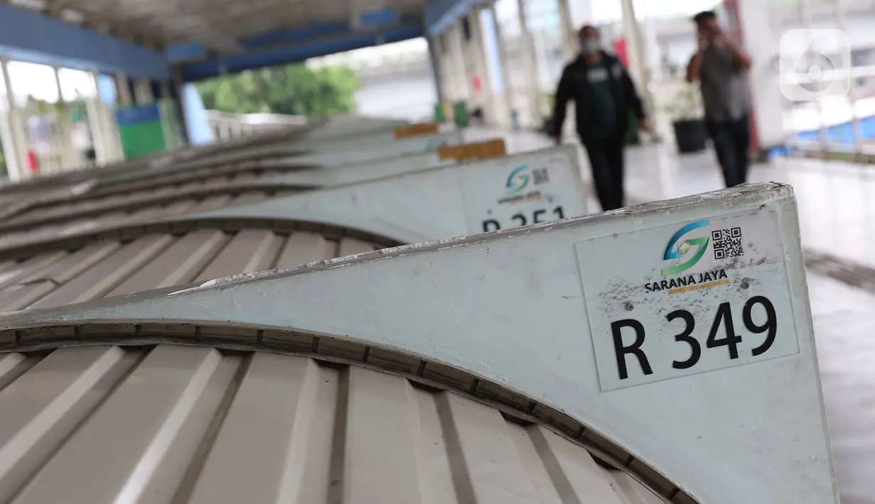 Warga berjalan di area perdagangan Sky Bridge di kawasan Tanah Abang, Jakarta, Jumat (27/3/2020). Sebagai upaya pencegahan virus Corona COVID-19, Perumda Pasar Jaya menutup sementara aktivitas perdagangan di Pasar Tanah Abang Blok A, B dan F hingga 5 April 2020. (Liputan6.com/Helmi Fithriansyah)