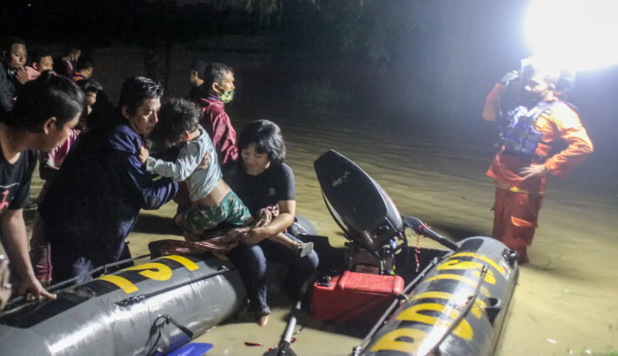 Tim penyelamat mengevakuasi warga di tengah banjir akibat hujan deras semalam di Medan, Sumatera Utara (4/12/2020). (AFP/Albert Ivan Damanik)