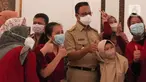 Gubernur DKI Jakarta Anies Baswedan berswafoto dengan pegawai Pemprov DKI saat halal bihalal di Balai Kota DKI, Jakarta, Senin (9/5/2022). Anies Baswedan menggelar halal bihalal bersama para ASN Pemprov DKI Jakarta seusai libur Lebaran 2022. (Liputan6.com/Herman Zakharia)