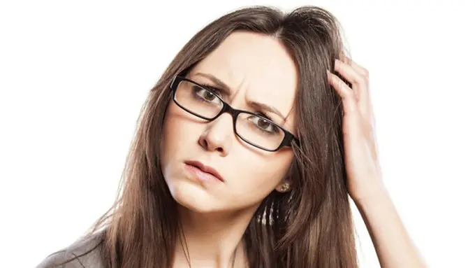 3 Cara Alami Hilangkan Ketombe, Kaus Hitam? Siapa Takut!