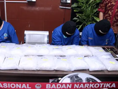 Para tersangka yang berhasil dibekuk aparat BNN, di Kantor BNN, Jakarta, Jumat (11/6/2015). Dari pengungkapan peredaran narkoba di Tebet, Jakarta tersebut, BNN mengamankan barang bukti sabu seberat 150 gram. (Liputan6.com/Helmi Afandi)