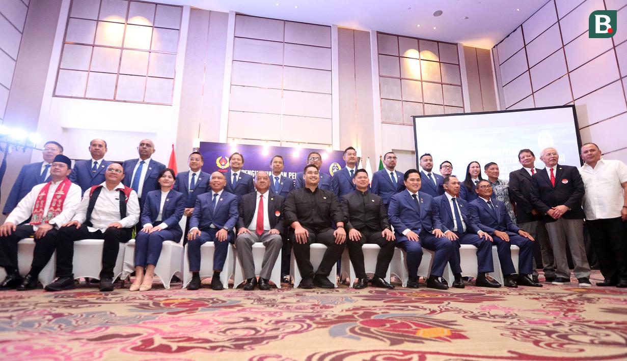 <p>Kemenpora Dito Ariotedjo, Ketua NOC Raja Sapta Oktohari, Ketua KONI Marciano Norman, Ketua Umum PSSI Erick Thohir, dan sejumlah pengurus baru PSSI berfoto bersama&nbsp;saat Pelantikan Pengurus PSSI Masa Bakti 2023-2027 yang berlangsung di Hotel Fairmont, Jakarta, Jumat (26/05/2023). (Bola.com/Bagaskara Lazuardi)</p>