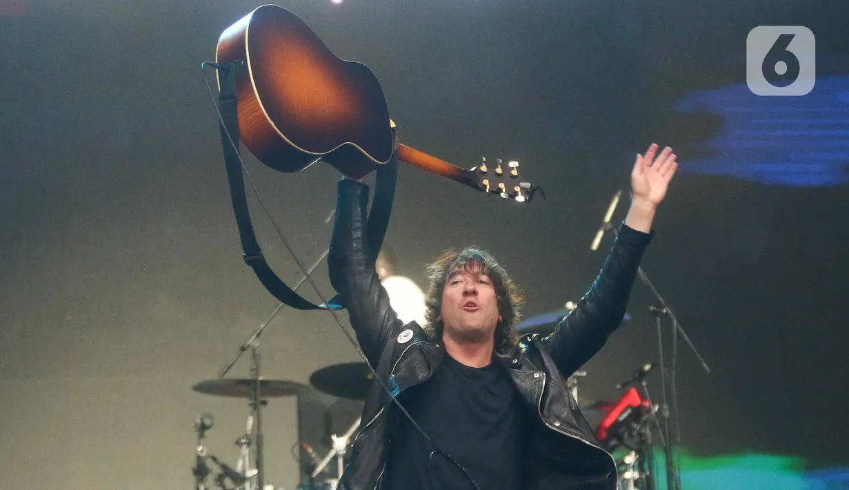 Vokalis Grup musik Plain White T's Tom Higgenson saat tampil memeriahkan Soundrenaline di Allianz Ecopark, Ancol, Jakarta Utara, Sabtu (26/11/2022). Plain White T's tampil memeriahkan Soundrenaline 2022 dengan membawakan lagu berjudul The Giving Tree, Hey There Delilah, dan 1,2,3,4. (Liputan6.com/Herman Zakharia)