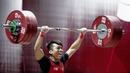 Lifter Indonesia, Deni, saat berlaga pada Asian Games di JIExpo, Jakarta, Rabu (22/8/2018). Deni memastikan lolos ke final setelah berhasil membukukan poin terbaik dengan total angkatan seberat 318 kg. (Bola.com/Vitalis Yogi Trisna)