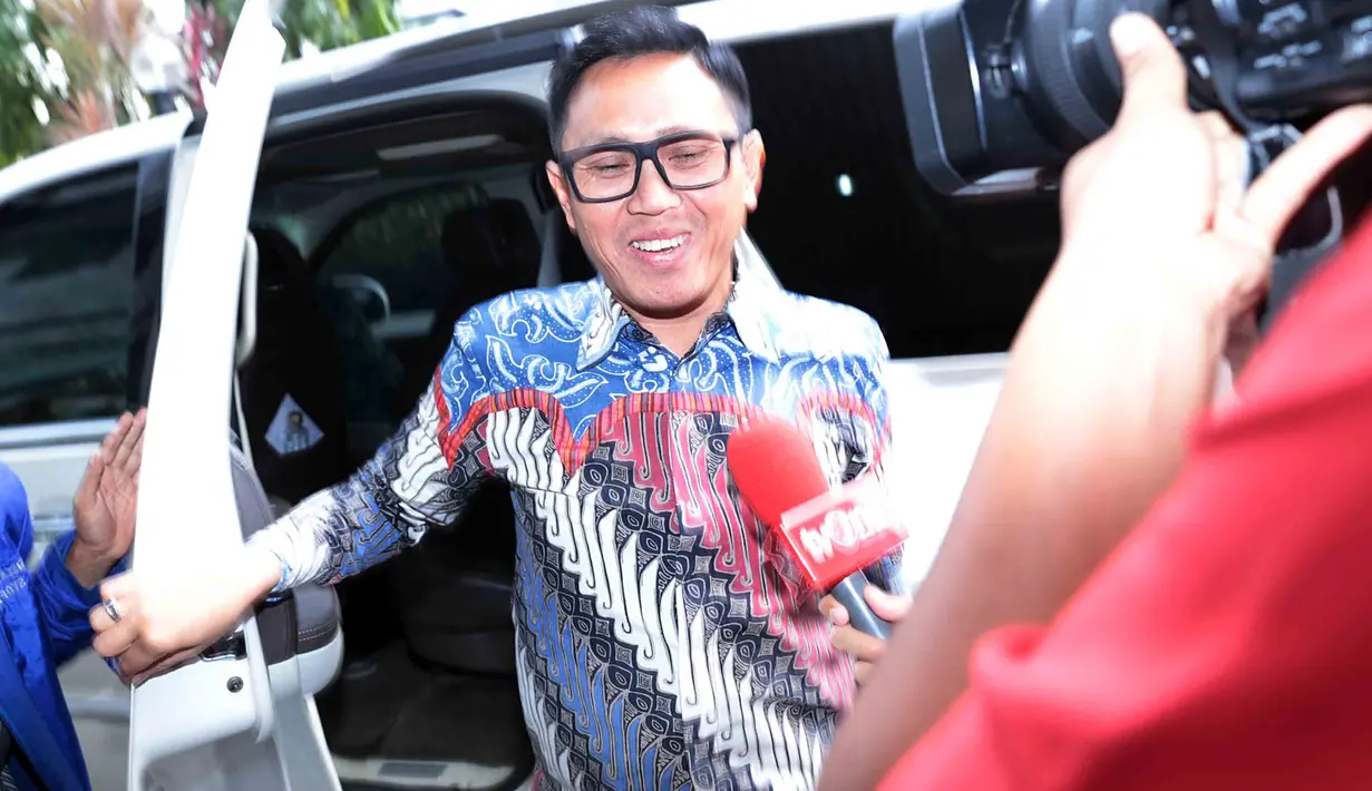 Komedian yang juga Anggota DPR, Eko Patrio Jumat (16/12) mendatangi kantor Bareskrim Mabes Polri, Gambir, Jakarta Pusat. Kedatangan komedian itu terkait isu yang beredar selama ini.  (Deki Prayoga/Bintang.com)