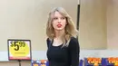 Taylor Swift pun nggak sungkan untuk belanja keperluan harian di supermarket! (FameFlyNet/celebuzz)
