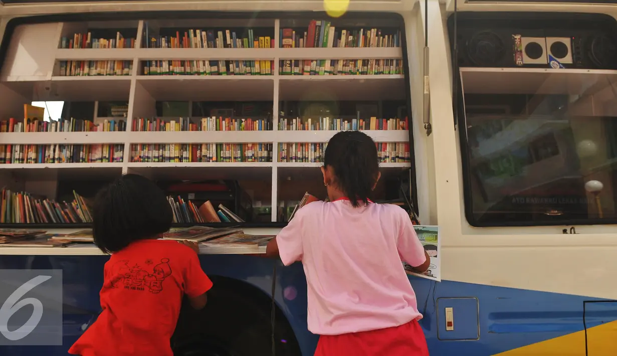 Sejumlah anak membaca buku di mobil perpustakaan keliling di halaman Rusun Cipinang Besar Selatan, Jakarta, Rabu (27/4). Pemprov DKI Jakarta melengkapi fasilitas rusun tersebut berupa perpustakaan dan taman bermain anak. (Liputan6.com/Gempur M Surya)