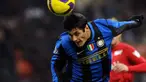 Aksi sundulan kepala striker Inter Milan asal Argentina, Julio Ricardo Cruz, di laga lanjutan Serie A melawan Cagliari di San Siro Stadium, Milan, 10 Januari 2009. AFP PHOTO / GIUSEPPE CACACE 