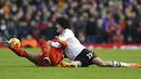 Gelandang MU, Marouane Fellaini, berebut bola dengan pemain Liverpool, Jordan Ibe pada laga Liga Premier Inggris di Stadion Anfield. Sementara itu Liverpool harus turun ke posisi sembilan. (Reuters/Carl Recine)
