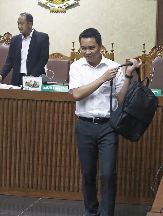 Terdakwa mantan anggota Komisi I DPR, Fayakhun Andriadi usai menjalani sidang tuntutan kasus dugaan suap Bakamla di Pengadilan Tipikor, Jakarta, Rabu (31/10). Fayakhun dituntut 10 tahun penjara dan denda Rp 1 miliar. (Liputan6.com/Herman Zakharia)