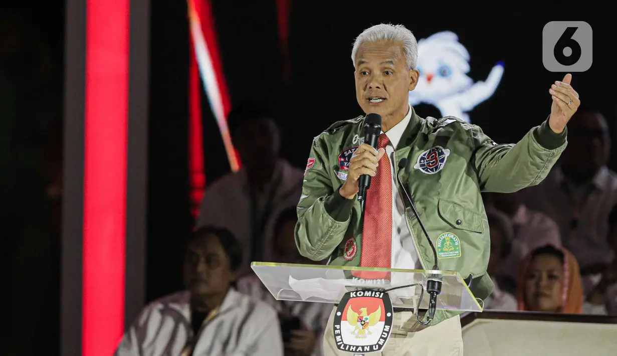 Capres nomor urut 03 Ganjar Pranowo saat beradu gagasan dalam debat ketiga Capres Pemilu tahun 2024 di Istora Senaya, Jakarta, Minggu (7/1/2023). (Liputan6.com/Faizal Fanani)