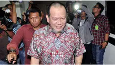 Kejaksaan Tinggi Jawa Timur menetapkan Ketua Kamar Dagang dan Industri (Kadin) Jawa Timur La Nyalla Mattalitti sebagai tersangka kasus dugaan korupsi dana hibah tahun 2012 sebesar Rp 5 miliar. Uang tersebut diduga digunakan untuk membeli saham Bank J...