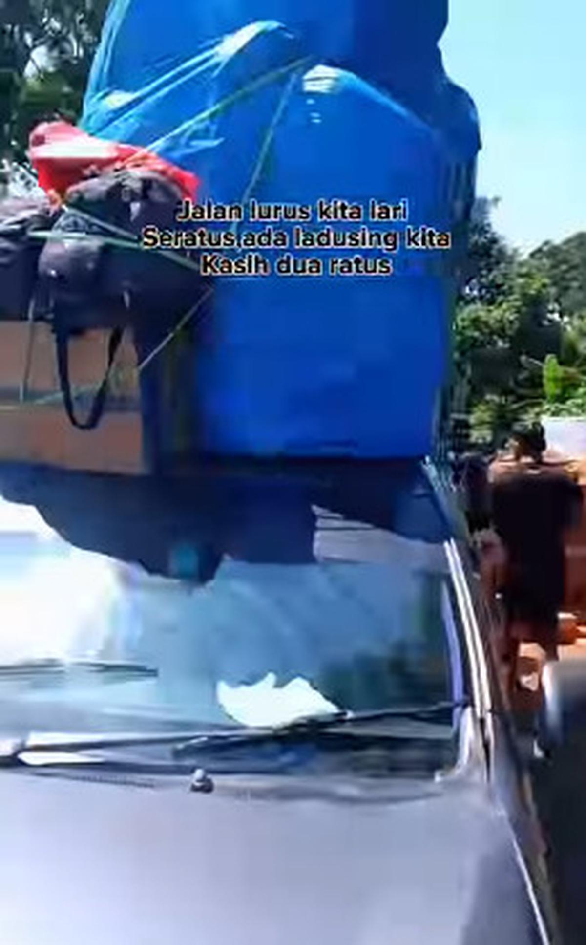 Penampakan Mobil Pemudik Bawa 'Segunung' Barang di Atap