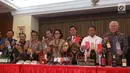 Menteri Keuangan Sri mulyani bersama sejumlah menteri lainnya dan Kapolri Jedral Tito Karnavian menunjukkan barang bukti hasil sitaan di Bea dan Cukai, Jakarta, Kamis (15/2). (Liputan6.com/Anggan Yuniar)