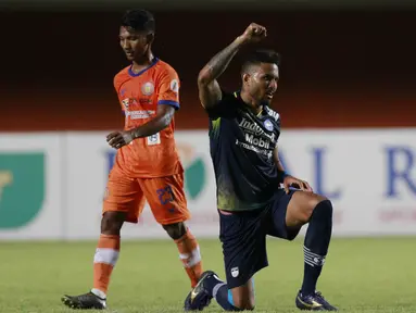 Striker Persib Bandung, Wander Luiz (kanan) melakukan selebrasi usai mencetak gol ke gawang Persiraja Banda Aceh dalam laga matchday ke-3 Grup D Piala Menpora 2021 di Stadion Maguwoharjo, Sleman, Jumat (2/4/2021) (Bola.com/M Iqbal Ichsan)