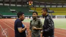 Pelatih Timnas Indonesia U-22, Luis Milla (tengah) berbincang dengan Gede Widiade jelang menyaksikan laga Timnas Indonesia U-19 melawan Patriot Candrabhaga FC di Stadion Patriot, Bekasi, Kamis (27/4). (Liputan6.com/Helmi Fithriansyah)