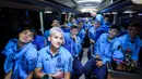 Momen pemain Timnas Argentina U-17 berpose di dalam bus saat tiba di Terminal 3 Bandara Soekarno Hatta, Tangerang, Banten, Rabu (1/11/2023). Timnas Argentina U-17 asuhan pelatih Diego Placente berkekuatan 21 pemain untuk bertempur di Piala Dunia U-17 2023. (Bola.com/Bagaskara Lazuardi)