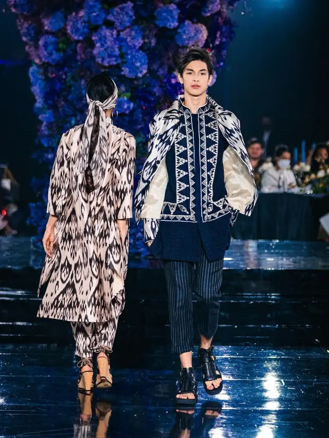 Maudy Koesnaedi dan Eddy Meijer di atas catwalk (Instagram/maudykoesnaedi)