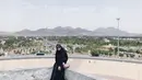 Beberapa waktu lalu perempuan yang sedang menyelesaikan studinya di bangku perkuliahan ini pergi menjalankan ibadah umroh. Dan begini lah penampilan Vebby dengan pakaian seraba hitam saat berada di Jabal Rahmah. (Instagram/vebbypalwinta)