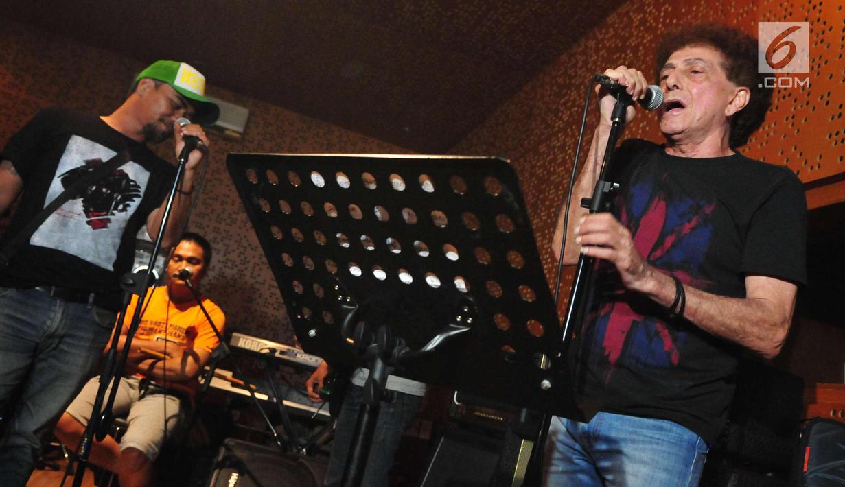 Ahmad Albar dan musisi lainnya seperti Iis 'Rodinda' (vokal), Marcell Siahaan (drum), dan Utox (gitar) saat latihan singel berjudul "Indonesia Bersatu" di Nu Straight Studio Cipete, Jakarta, Selasa (14/11).  (Liputan6.com/Helmi Afandi)