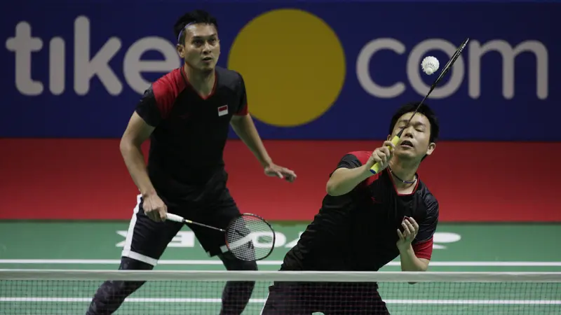 Mohammad Ahsan/Hendra Setiawan lolos ke semifinal Indonesia Open 2019, setelah memenangi pertarungan dramatis kontra ganda Jepang, Hiroyuki Endo/Yuta Watanabe di Istora, Jakarta, Jumat (19/7/2019). (Bola.com/Vitalis Yogi Trisna)