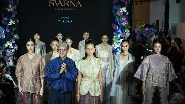 Para MUA Tuli merias para model dalam fashion show karya desainer Didiet Maulana.