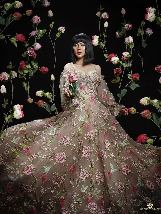 Gaun tulle tersebut tampilkan korset dan lengan terumpet dengan rok lebar. Detail bordir bunga berantai di setiap sudut bikin Felicya terlihat lebih anggun [@fdphotography90]