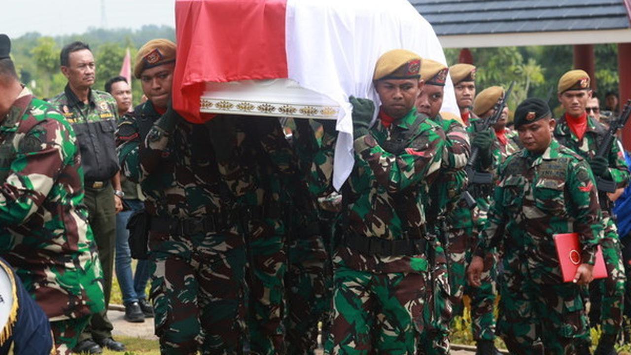 Penuh Haru, Momen Tabur Bunga Penuh Air Mata di Pemakaman Hotma Sitompul