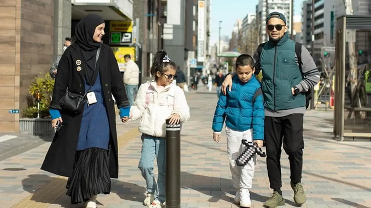 7 Potret Teuku Wisnu dan Shireen Sungkar Ajak Anak Liburan ke Jepang, Seru Banget