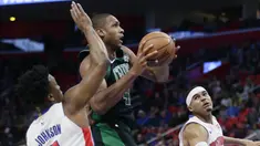 Pebasket Detroit Pistons, Stanley Johnson, berusaha menghalau pebasket Boston Celtics, Al Horford, pada laga NBA di Little Caesars Arena, Senin (11/12/2017).  Celtics menang 91-81 atas Pistons. (AP/Duane Burleson)