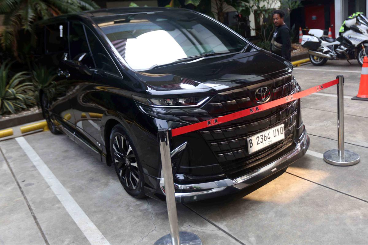 FOTO: Penampakan Alphard Mewah yang Disita dari Eks Wamenaker Noel