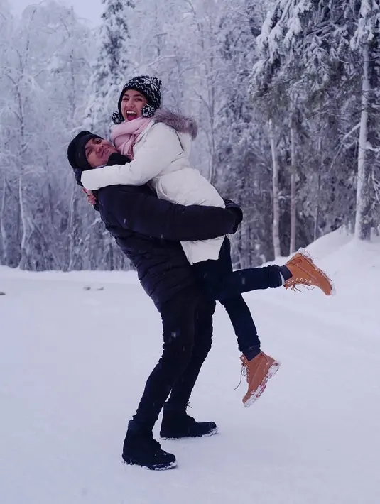 "Alhamdulillah hari ini dapat kesempatan ngobrol dgn pak Presiden di istana.. Diantar melihat2 spot2 istana Bogor dan disupirin langsung oleh pak presiden.. Terima kasih pak @jokowi," tulis Desta. (Instagram/desta80s)