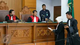 Tim kuasa hukum terdakwa teroris Abu Bakar Ba'asyir memberikan sejumlah bukti baru kepadaMajelis Hakim di sidang perdana Peninjauan Kembali (PK) yang digelar di Pengadilan Negeri Jakarta Selatan, Selasa (17/11). (Liputan6.com/Yoppy Renato)