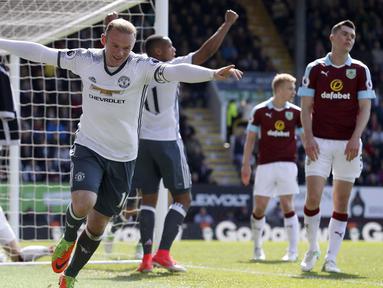 Pemain Manchester United, Wayne Rooney merayakan golnya ke gawang Burnley pada lanjutan Premier League di Turf Moor Stadium, Burnley, Minggu (23/4/2017). MU menang 2-0.  (Martin Rickett/PA via AP)