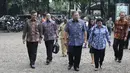 Presiden ke-6 RI, Susilo Bambang Yudhoyono bersama Ani Yudhoyono dan Siti Rubi Aliya Rajasa menuju TPS 06 Nagrak untuk menggunakan hak pilihnya pada Pilkada Serentak 2018 di Gunung Putri, Bogor, Rabu (27/6). (Liputan6.com/Herman Zakharia)