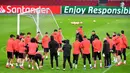 Para pemain Real Madrid berkumpul mendengarkan instruksi saat sesi latihan jelang menghadapi Ajax Amsterdam pada leg pertama babak 16 besar Liga Champions di Johan Cruijff Arena, Amsterdam, Belanda, Selasa (12/2). (EMMANUEL DUNAND/AFP)